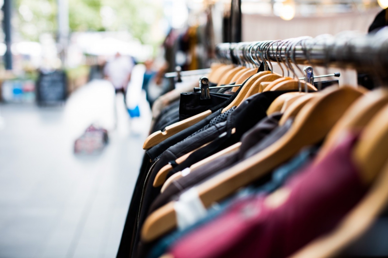 vente-AUPS-min_blur_close_up_focus_hanger_jacket_market_people_rack-1176303
