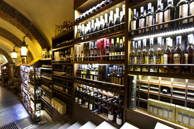 vente-AUPS-min_world_street_travel_shop_canon_georgia_wine_bottles-429767